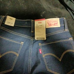 Women's Levi's 724 high-rise slim straight brand new with tags size W27 L32